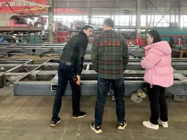 Velkommen kunder til at besøge flatbed semi trailer workshop