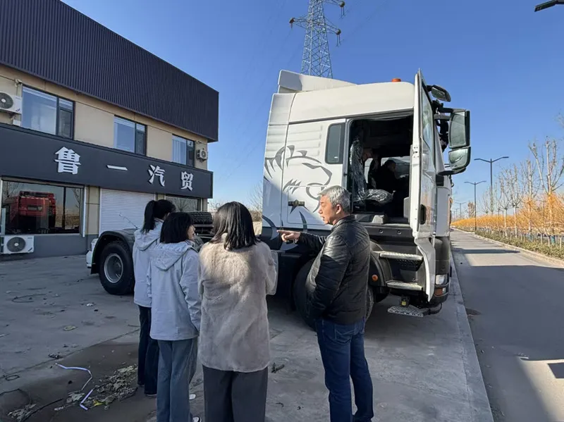 Nigeriansk kunde køber traktor og kolonnen fladbundet semi-trailer til logning af gårdhave