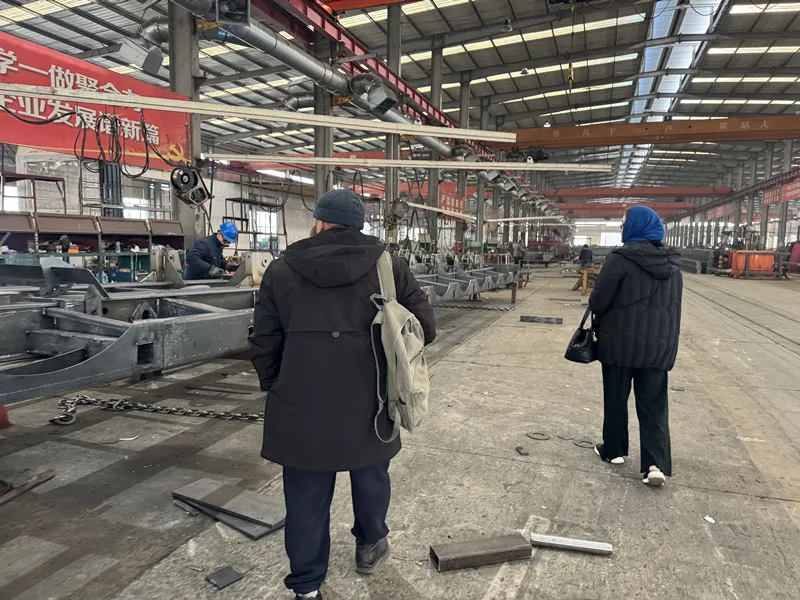 Kasakhstan kunde købte lowbed semi-trailer fra Luyi