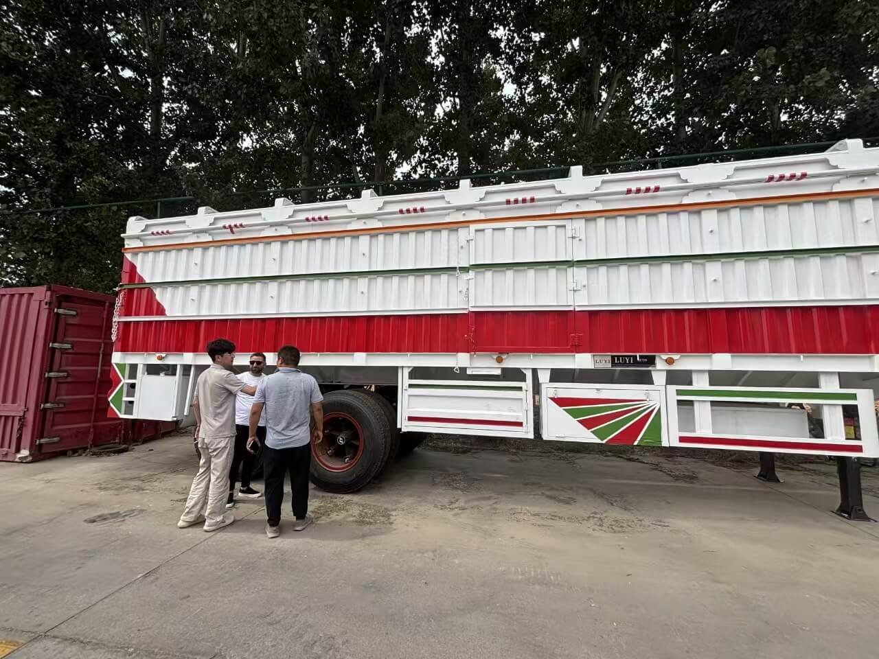 Sudanesiske kunder besøgte Lu Yi Company for at købe 2 Axle Drop -side -ophængningskøretøjer