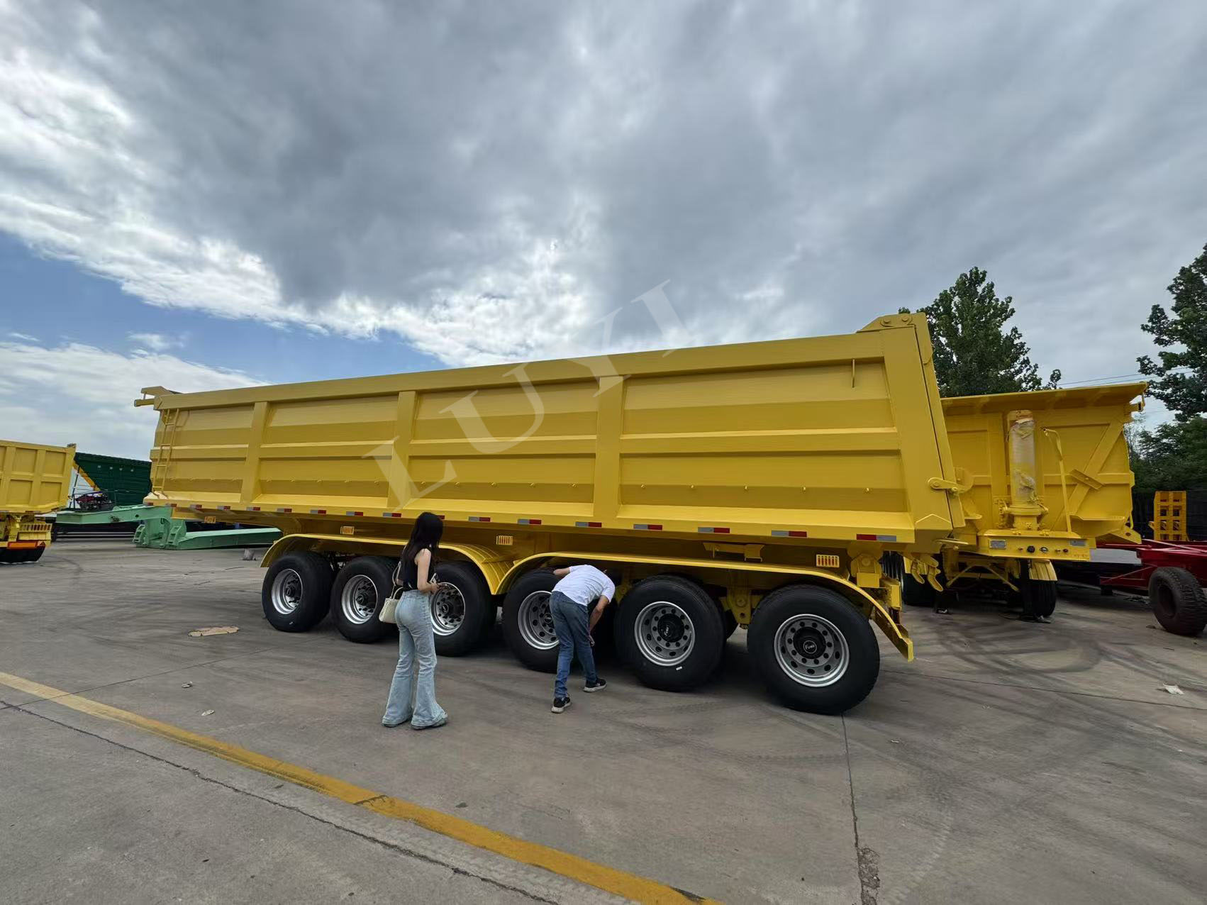 Saudiarabiske kunder udfører inspektion på stedet af 30 kubikmeter cementtankbiler og opnår effektivt en samarbejdsordre