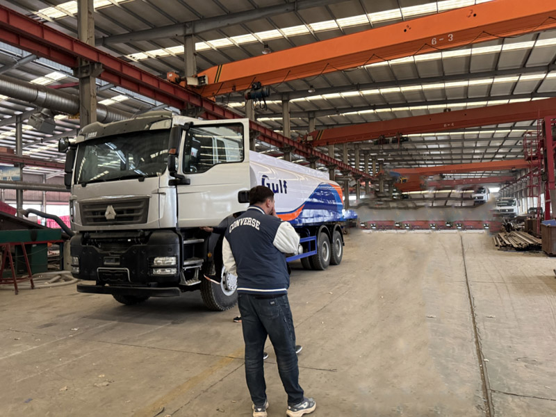 Luyi Factory byder Kirgisistan-kunder velkommen. Efter en inspektion på stedet er købet af olietankbil gennemført