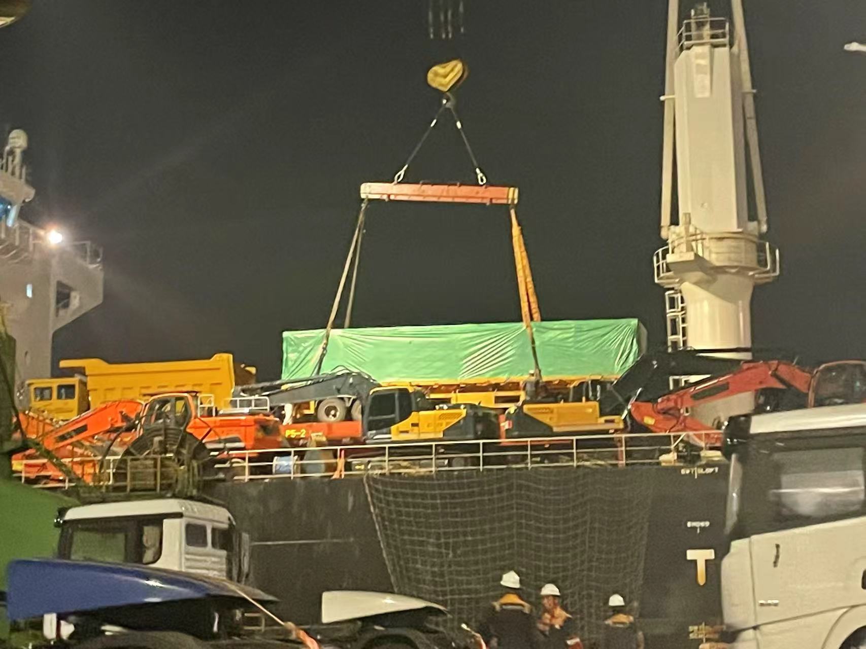 Sæt sejl mod Ghana! Tre flade semitrailere af LuYi blev læsset på skibet med succes