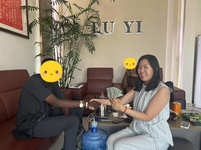 Nigerianske kunder besøgte LuYi og underskrev en kontrakt, der indviede et nyt kapitel i sættevognssamarbejde.