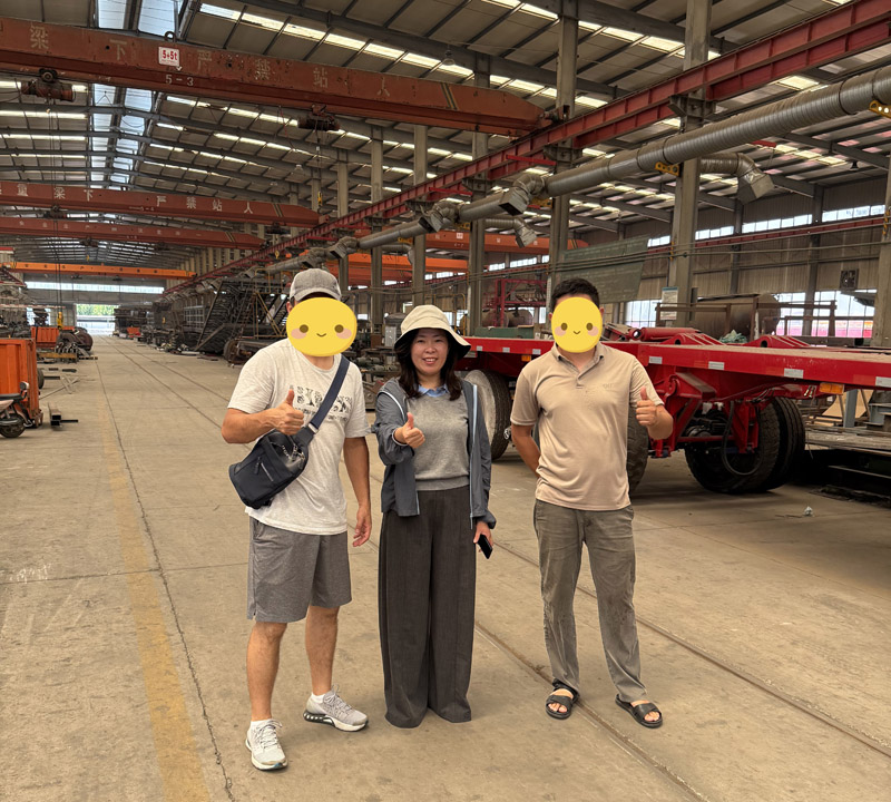 Kasakhiske kunder aflagde et on-site besøg på Luyi Factory, og kontrakten med fladvogn til sættevogn blev afsluttet
