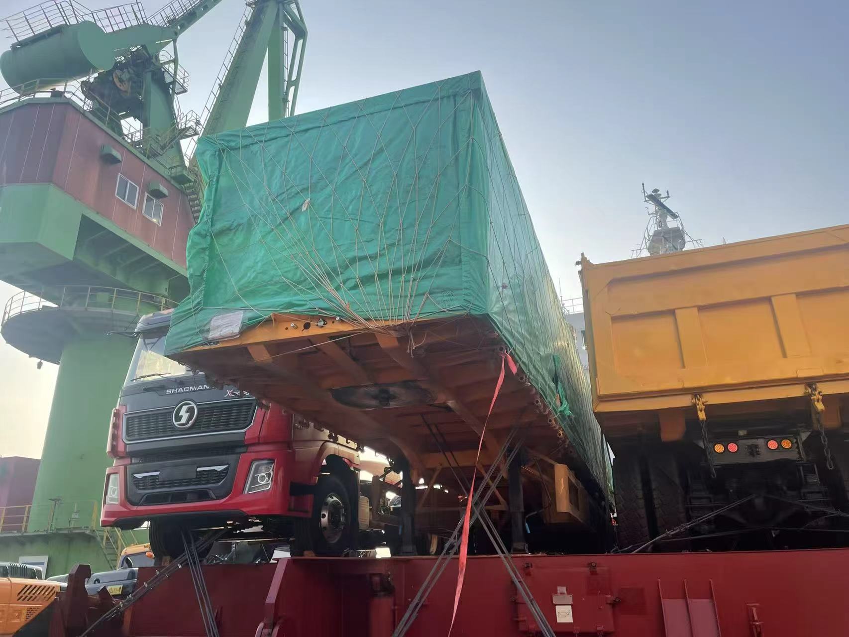 Ny grænseoverskridende transportordre! Luyi 3-akslet 4-fods flatbed-sættevogn sætter sejl til Kasakhstan