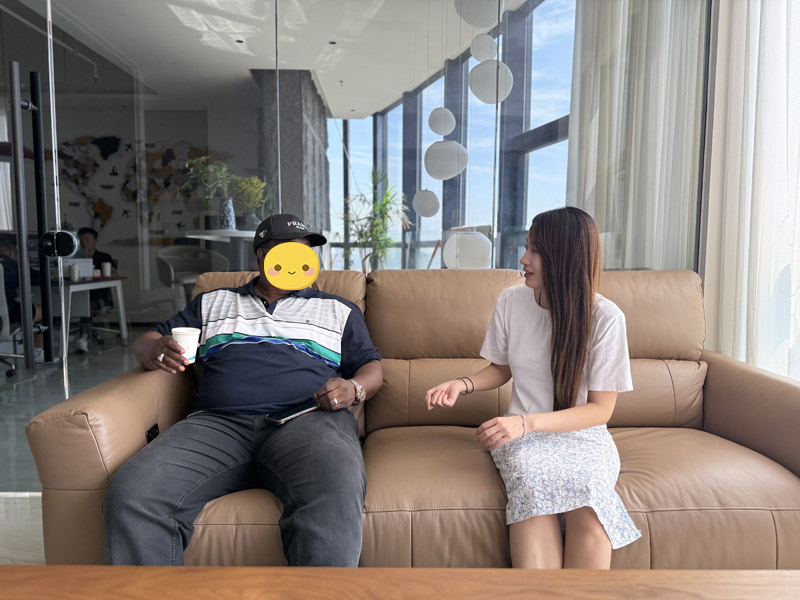 Kirgisistan-kunder besøger Lu Yis fabrik og underskriver med succes en kontrakt for fireakslede fladvogne