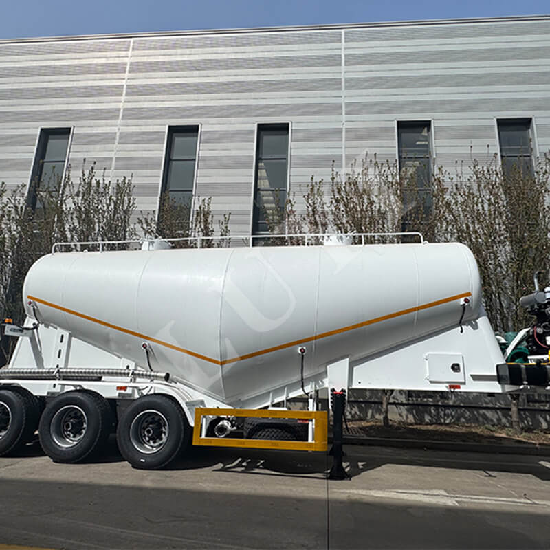 Styrker Kina-Senegal logistiksamarbejdet, Luyi 3-akslede olietank-sættevogne sendt til Senegal