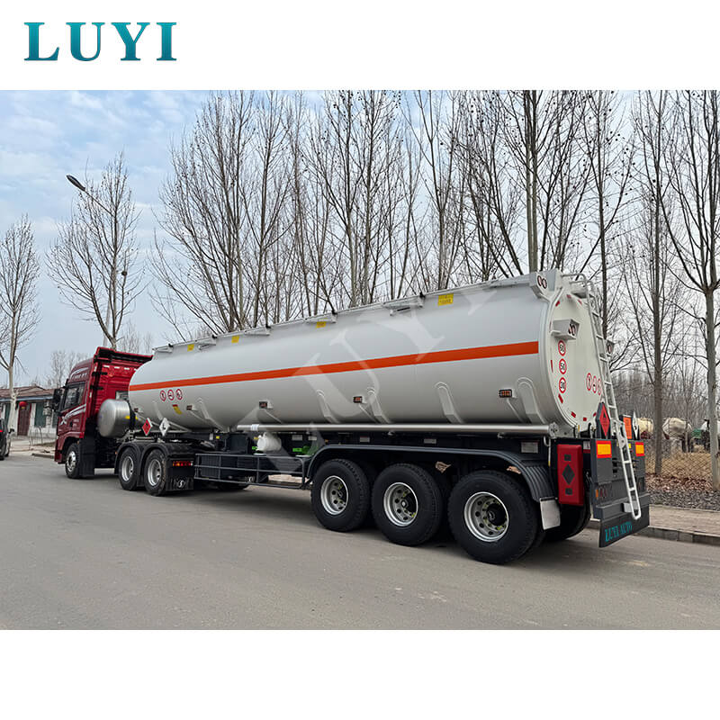 Luyi 3-akslet 3000-liters olietanksættevogn sendt til Senegal, hjælper lokal energitransport
