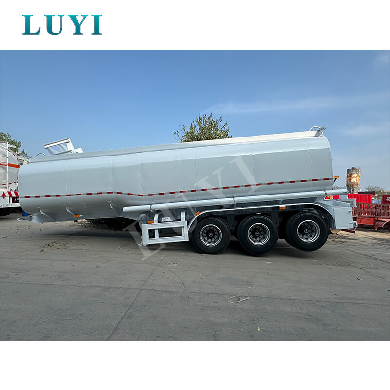 3-akslet 40.000-liters kulstofstål olietankvogn til transport af diesel og benzin
