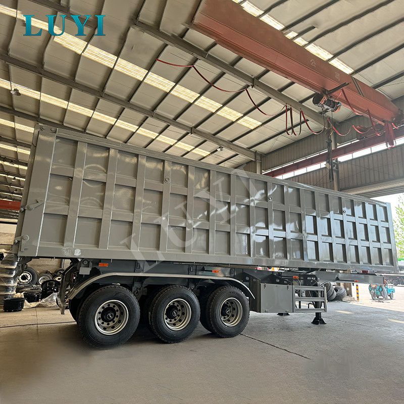 3-akslet semi-trailer med tippning bagtil (endedumper) til transport af bulkmateriale