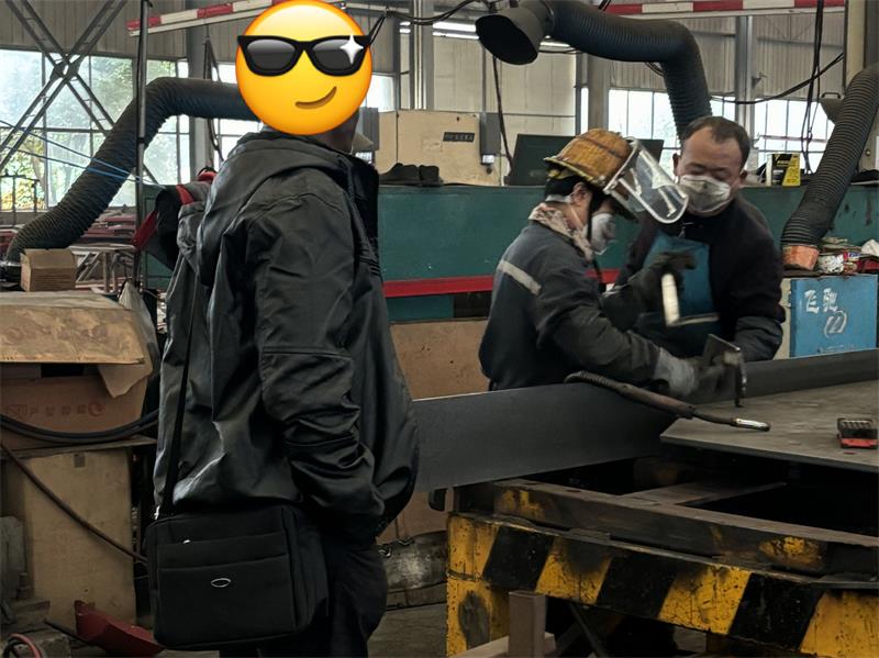 Hvordan LUYI hjalp en logistikkunde i Comorerne med at forbedre lastfleksibiliteten med 3 treakslede sidevægs-sættevogne