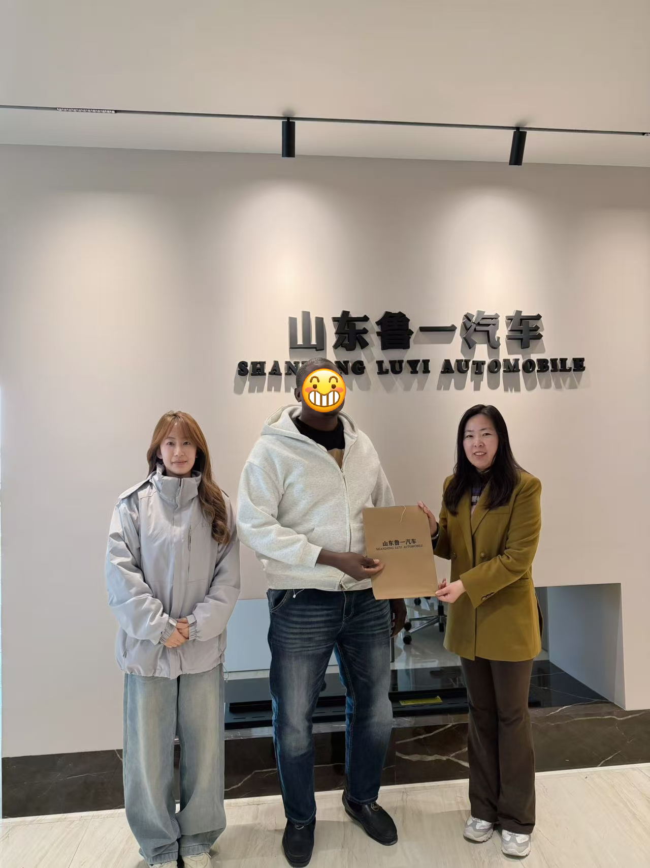 ivorian-client-visits-luyi-auto-dump-truck-factory heavy-duty-dump-truck-for-cote-divoire-construction-project