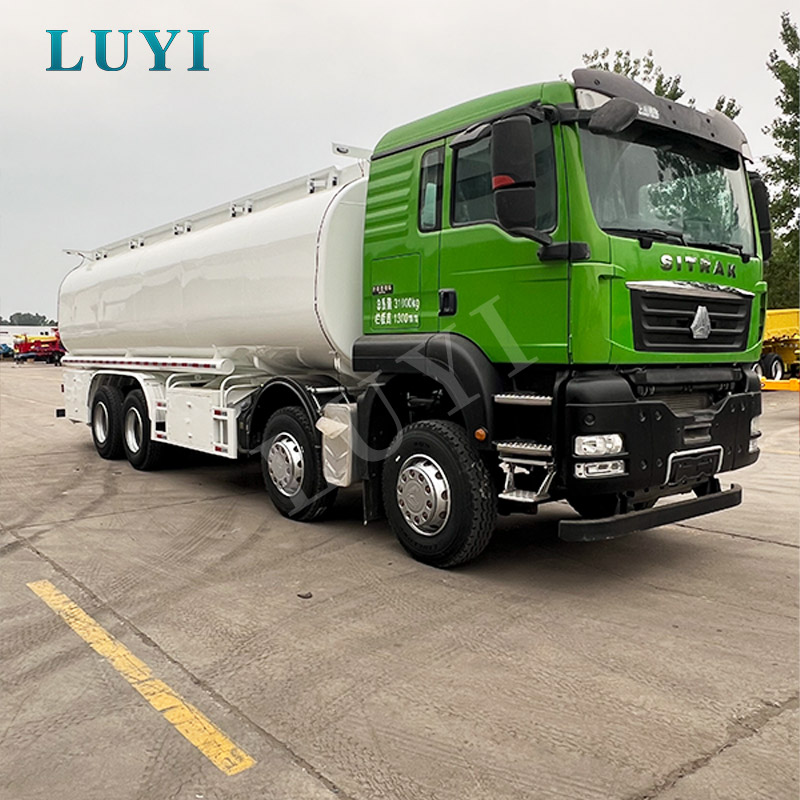 Sinotruk SITRAK 8×4 30000L kulstofstål brændstoftankvogn