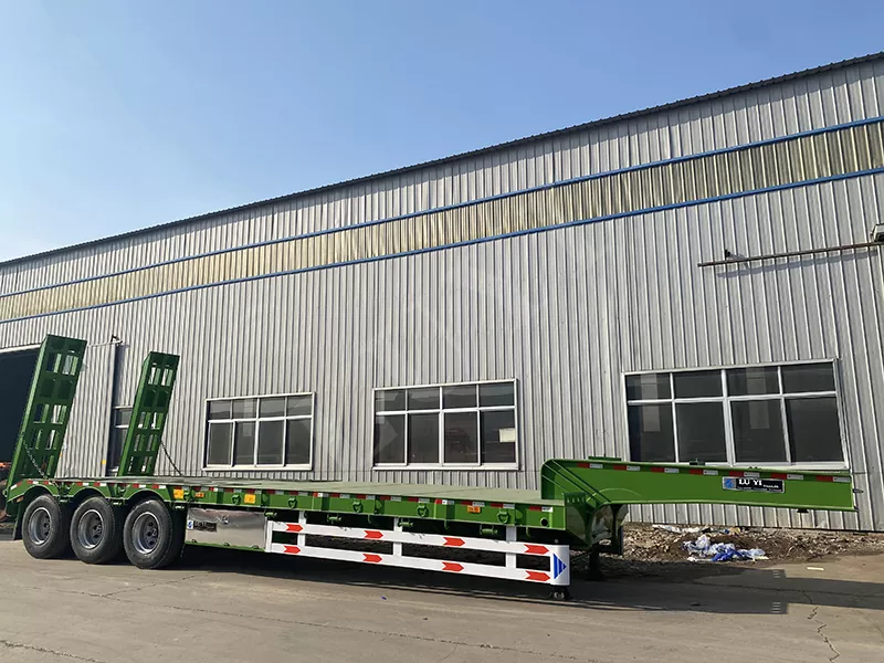 Tre-akslet flatbed semi-trailer